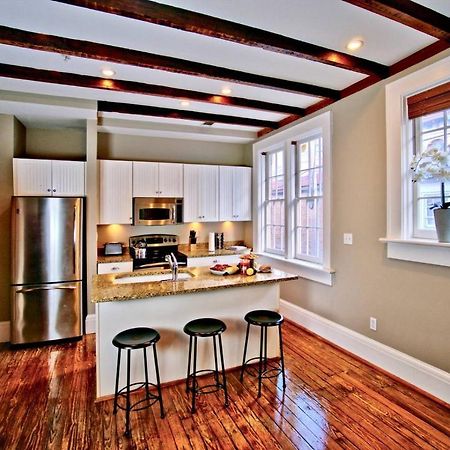 Comfy Carriage House Steps From The River Savannah Exterior photo