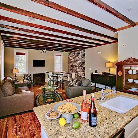 Comfy Carriage House Steps From The River Savannah Exterior photo