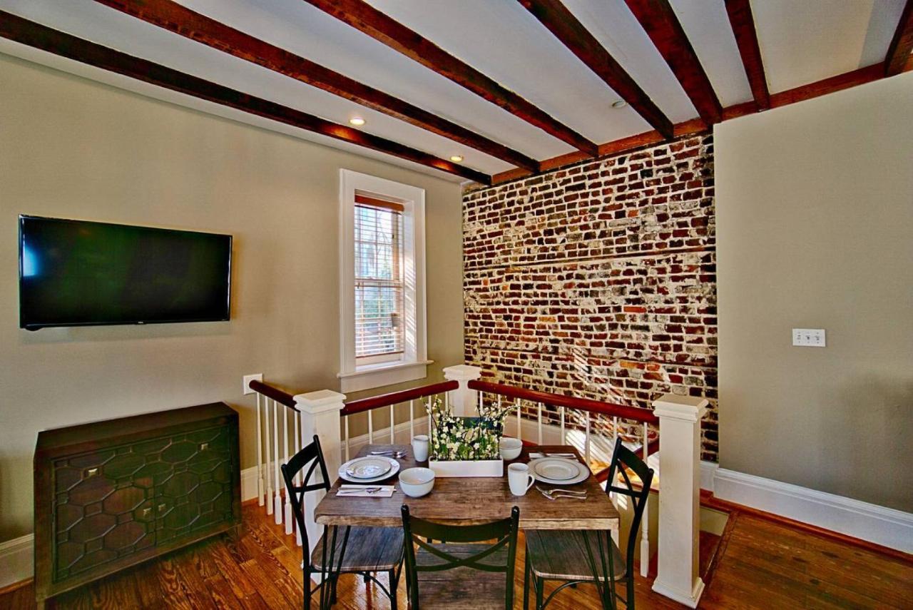 Comfy Carriage House Steps From The River Savannah Exterior photo