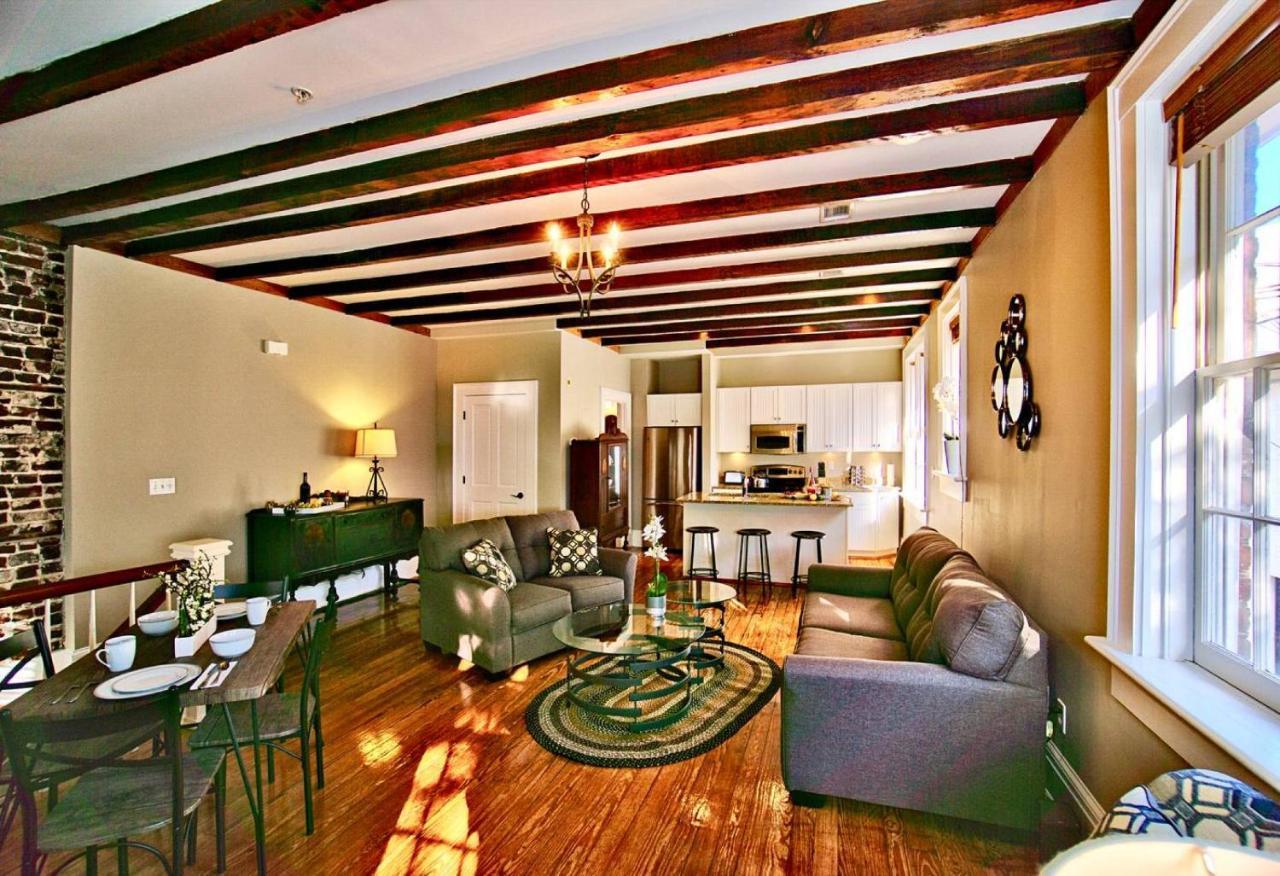 Comfy Carriage House Steps From The River Savannah Exterior photo