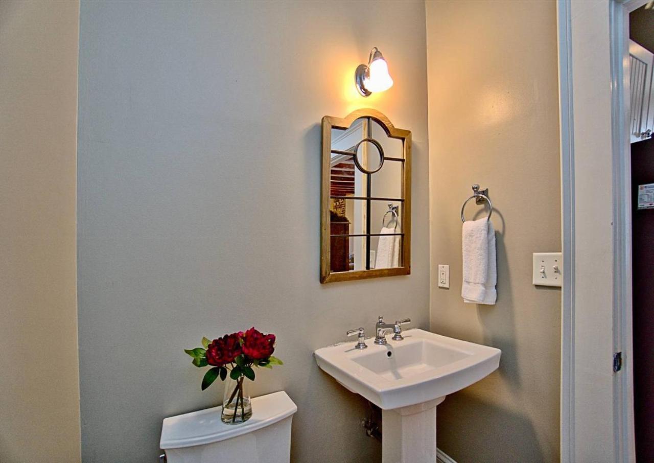 Comfy Carriage House Steps From The River Savannah Exterior photo