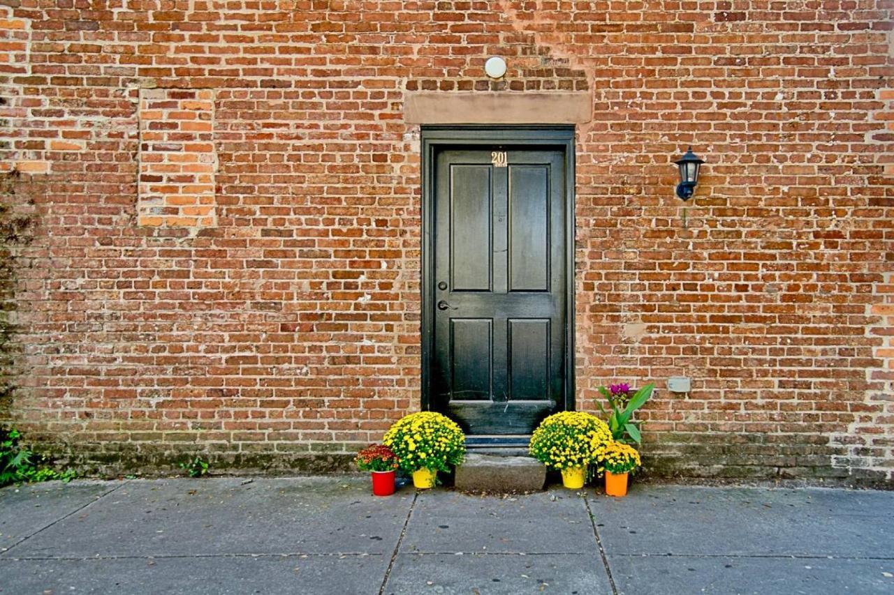 Comfy Carriage House Steps From The River Savannah Exterior photo