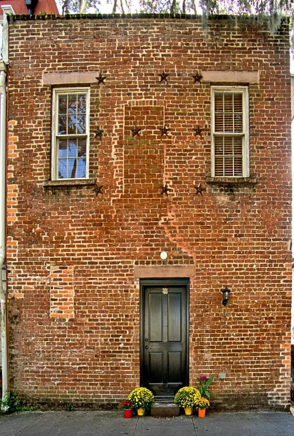 Comfy Carriage House Steps From The River Savannah Exterior photo
